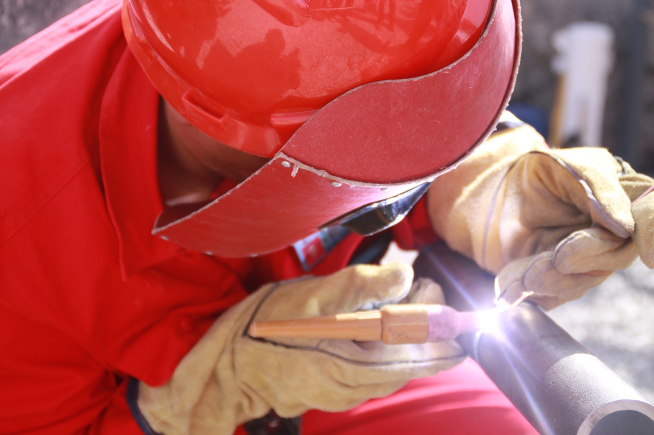 oil workers, welding, pipeline-2530672.jpg